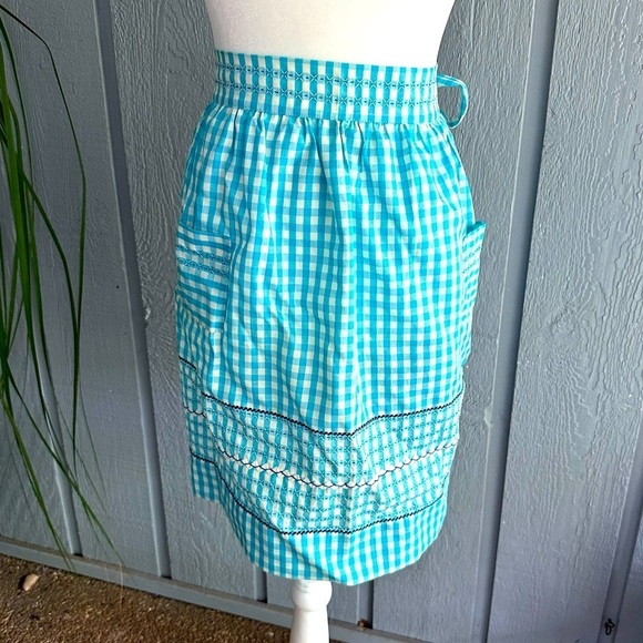 Vintage Gingham Blue White Half Apron Retro 50s Embroidery Border 2 Pockets - Picture 1 of 10